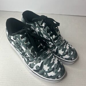 Heelys Gray and Black Camo Sneakers EUC
